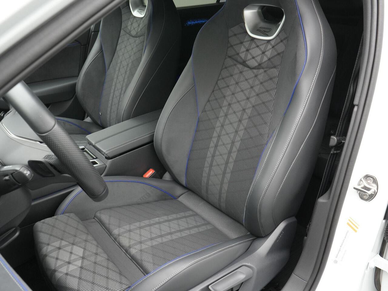 Volkswagen PASSAT Variant 1.5 eHybrid 272 pk DSG R-Line Edition | IQ Light | Harman Kardon sound | Head-up Display | Black Style | 19 inch