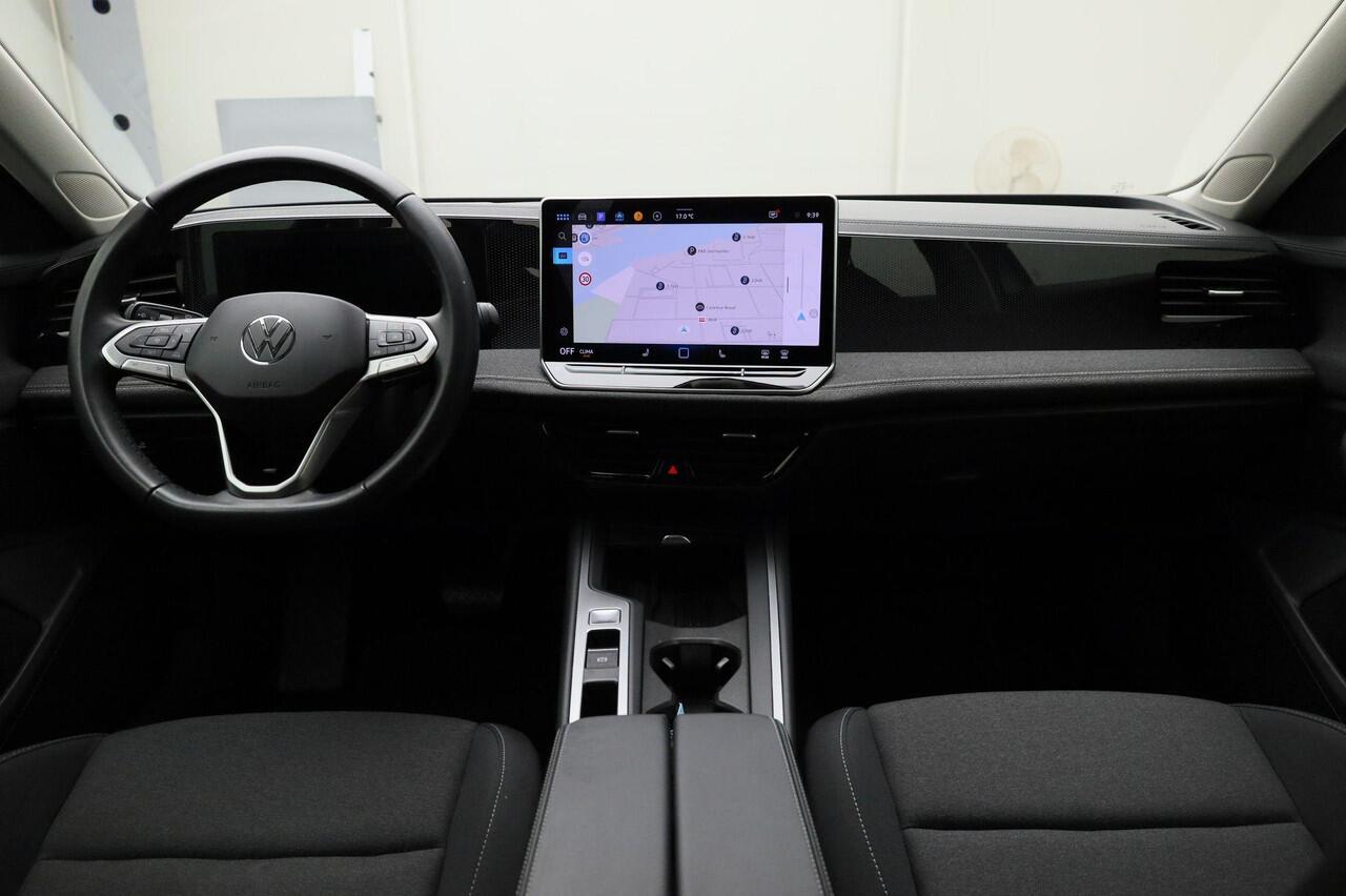 Volkswagen PASSAT Variant 1.5eTSI/150PK DSG · Navigatie · Stoel-& stuurverwarming · Apple/Android · Garantie tot juni 2026