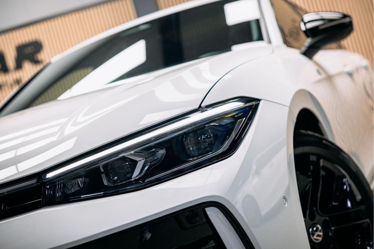 Volkswagen PASSAT Variant R-Line Diesel | Trekhaak | Pano | Head-up | Stoelmassage |