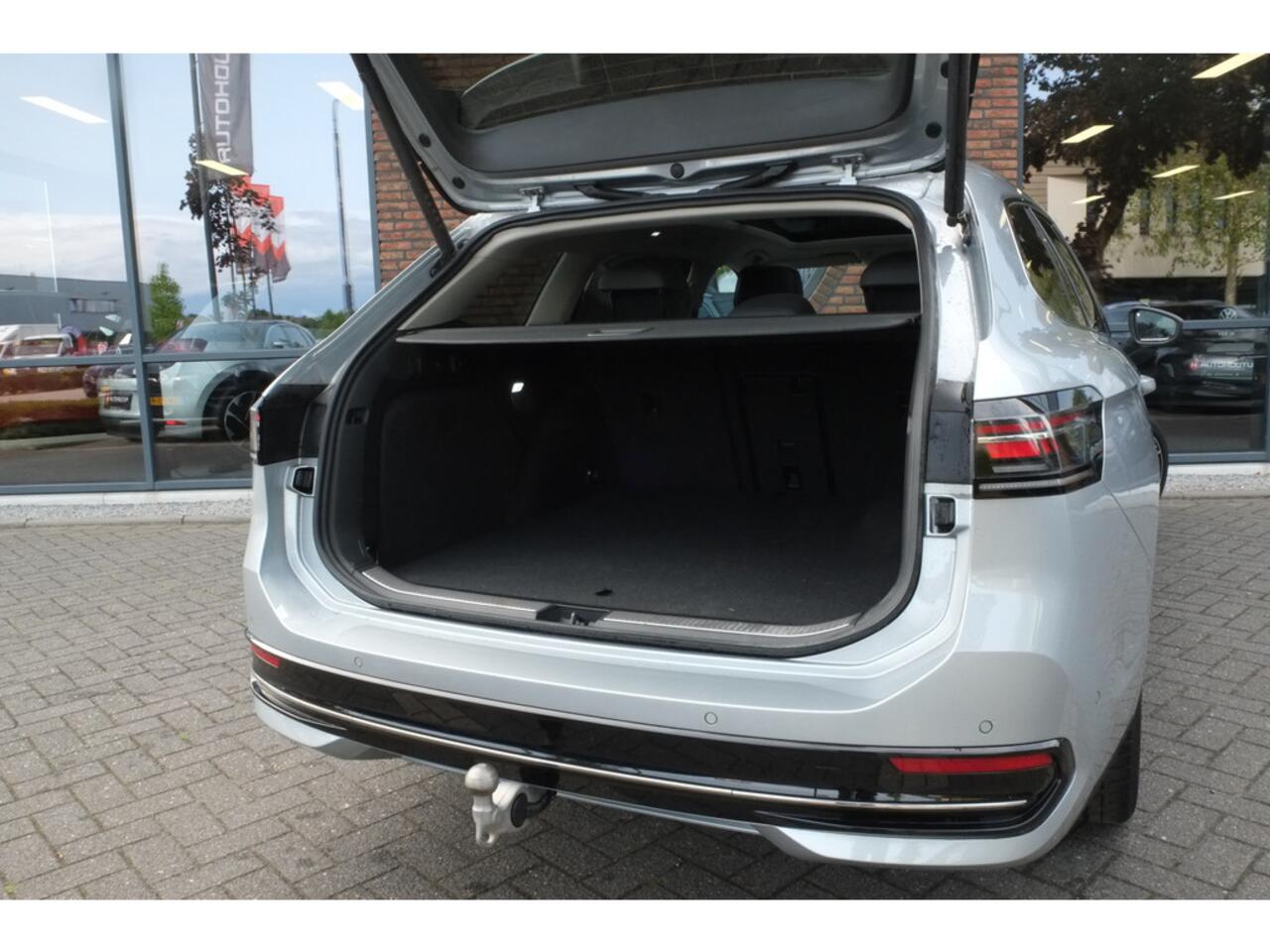 Volkswagen PASSAT Variant 1.5 eHybrid Elegance Business Trekhaak, Panoramadak, Ach