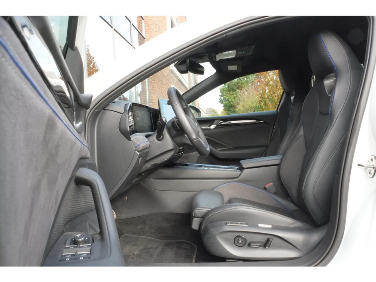 Volkswagen PASSAT Variant 1.5 eHybrid 272pk R-Line Edition Trekhaak, 360° Camera,