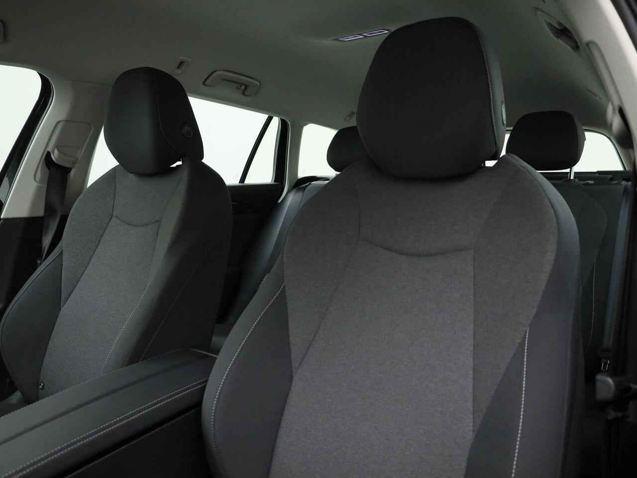 Volkswagen PASSAT Variant 1.5eTSI/150PK DSG · Navigatie · Camera · Stoel- & stuurverwarming · Apple/Android Car Play · Garantie tot mei 2026