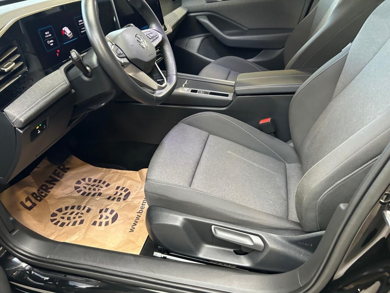 Volkswagen PASSAT 1.5 ETSI Camera / all-Season banden / stoelverwarming