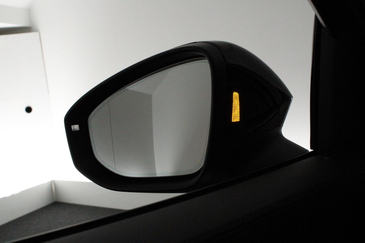 Volkswagen PASSAT Variant 1.5 eHybrid 204pk R-Line Edition Black Style Trekhaak Camera Head-Up Panoramadak Leder Memory Stoelverwarming Keyless Navigatie