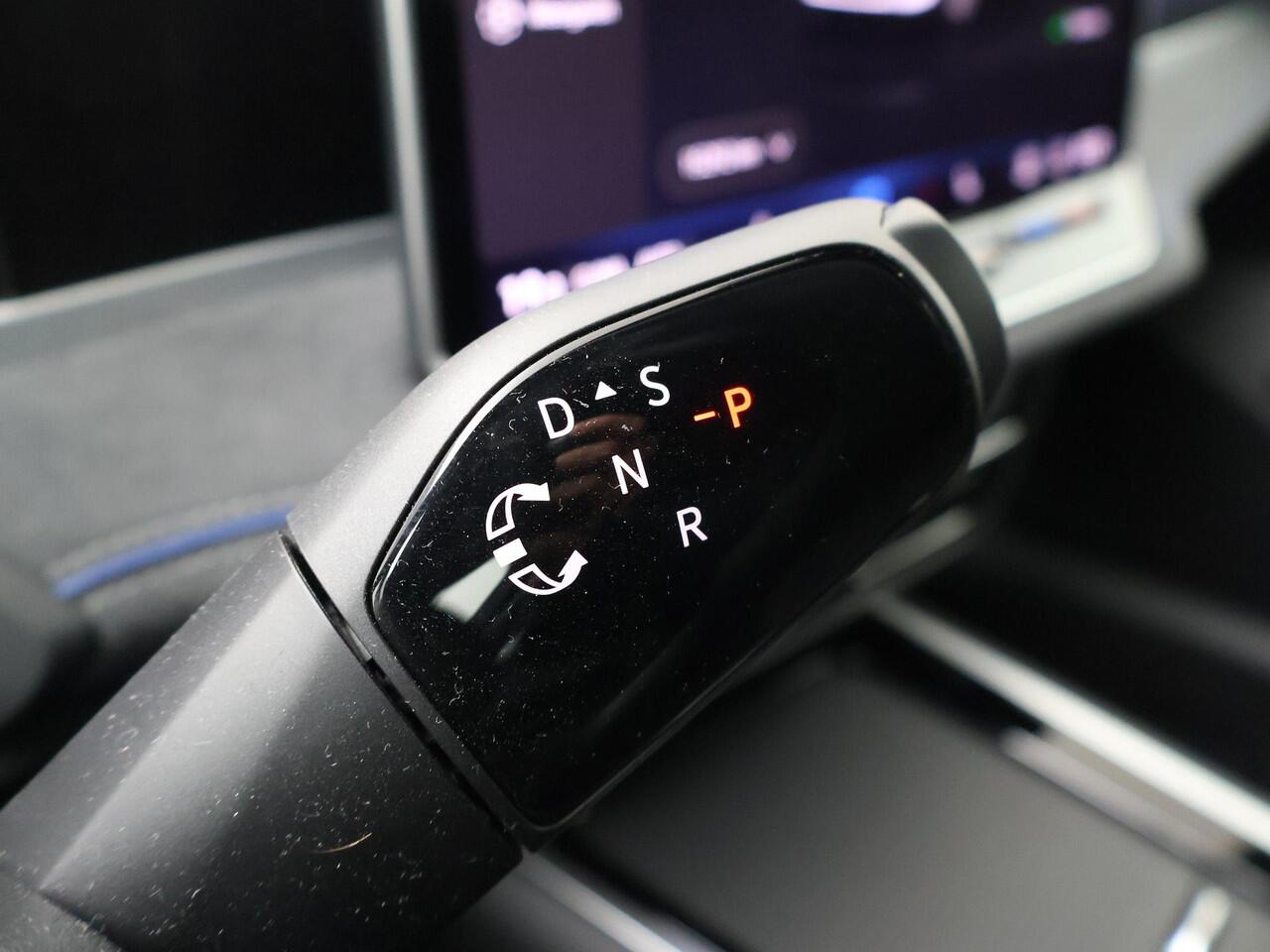 Volkswagen PASSAT Variant 1.5 eHybrid 204pk DSG R-Line Edition | Harman Kardon | Trekhaak met wegklapbare kogel | Travel Assist | Area View 360 graden camera |