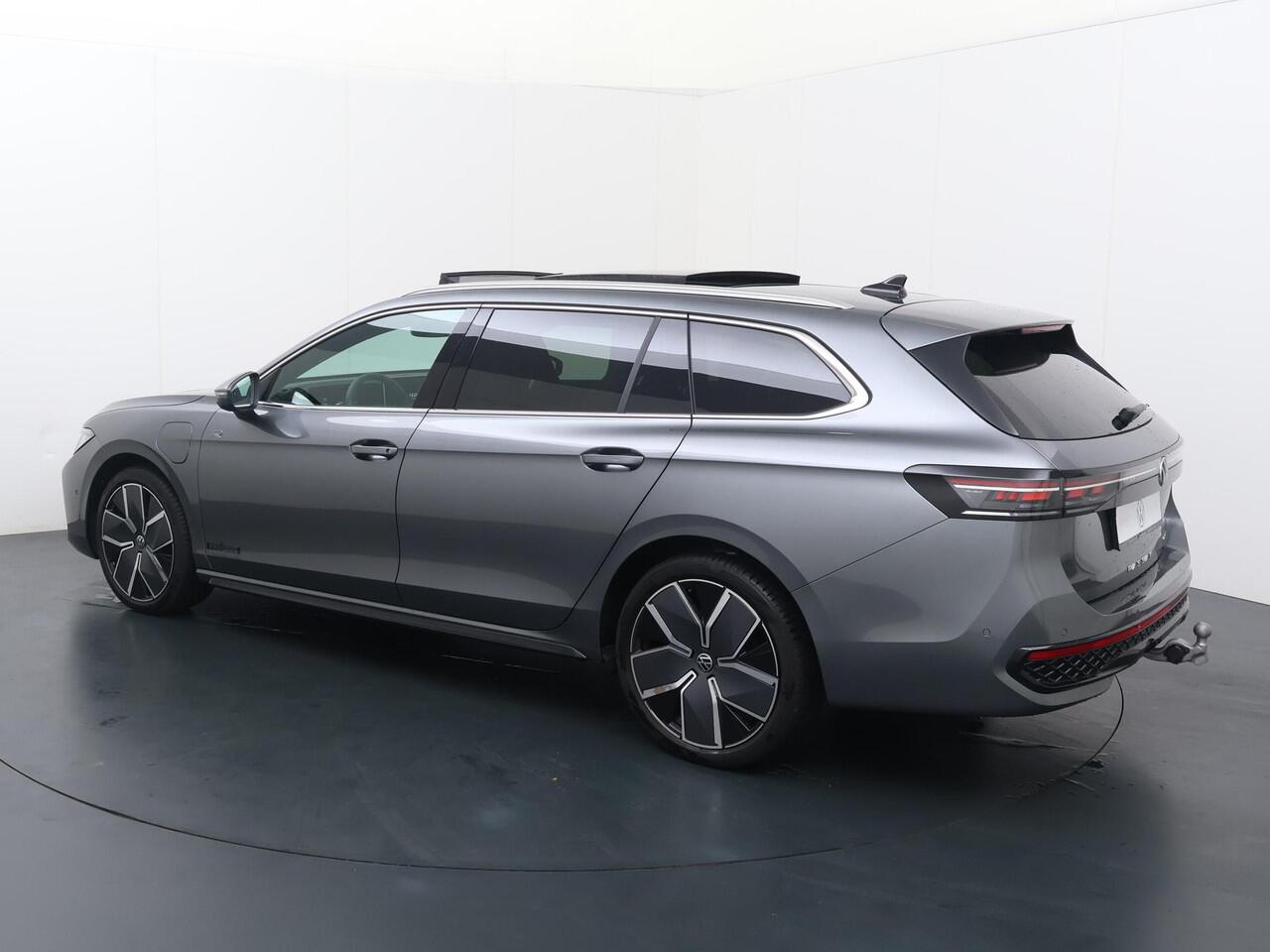 Volkswagen PASSAT Variant 1.5 eHybrid 204pk DSG R-Line Edition | Harman Kardon | Trekhaak met wegklapbare kogel | Travel Assist | Area View 360 graden camera |