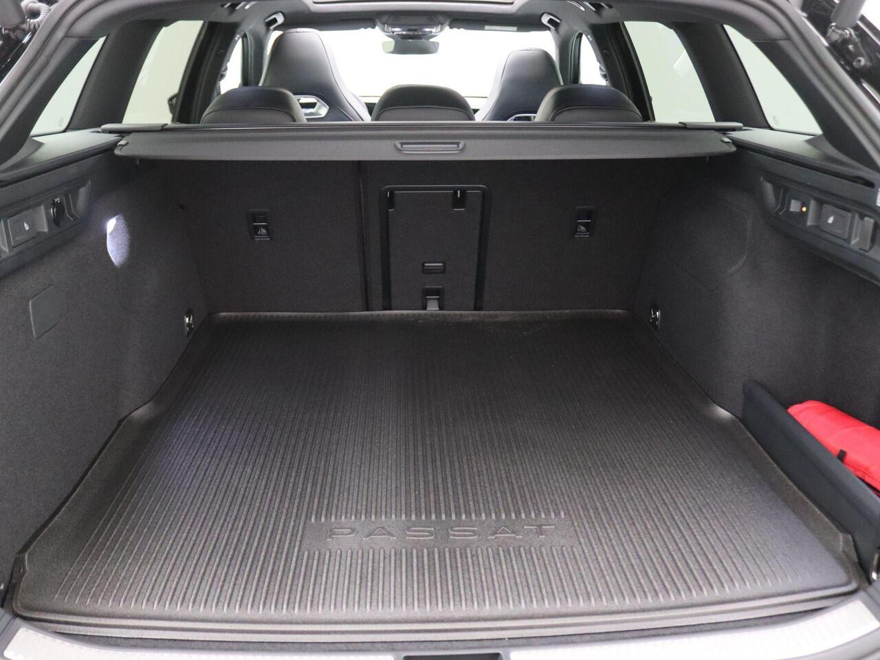 Volkswagen PASSAT Variant 1.5 eHybrid R-Line Edition 272PK DSG Matrix led, trekhaak, side assist, schuif-kanteldak, keyless, elek. bedienbare achterklep, stoelverwarming voor & achter, stuurwielverwarming, 19" lichtmetaal, adaptive cruise