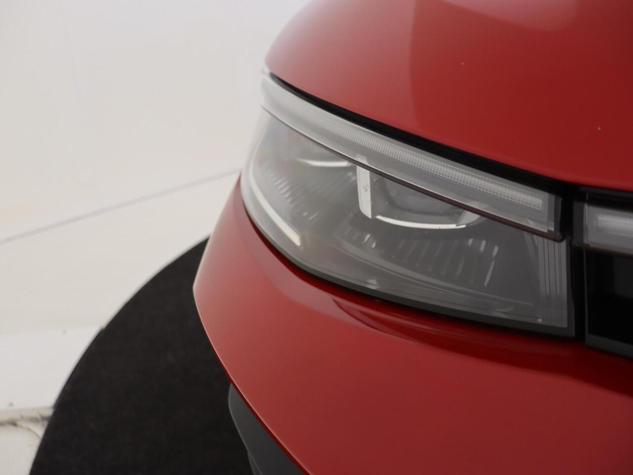 Volkswagen PASSAT Variant 1.5 eHybrid R-Line Edition | Panoramadak | Trekhaak | Adaptieve demping systeem | Parkeerassistent | 3-zone airco | 360 camera | Head-up display | LED matrix verlichting |