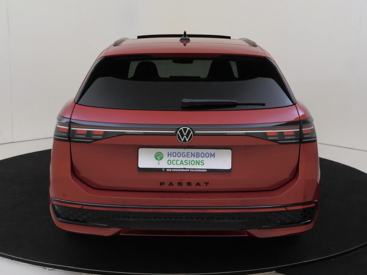 Volkswagen PASSAT Variant 1.5 eHybrid R-Line Edition | Panoramadak | Trekhaak | Adaptieve demping systeem | Parkeerassistent | 3-zone airco | 360 camera | Head-up display | LED matrix verlichting |