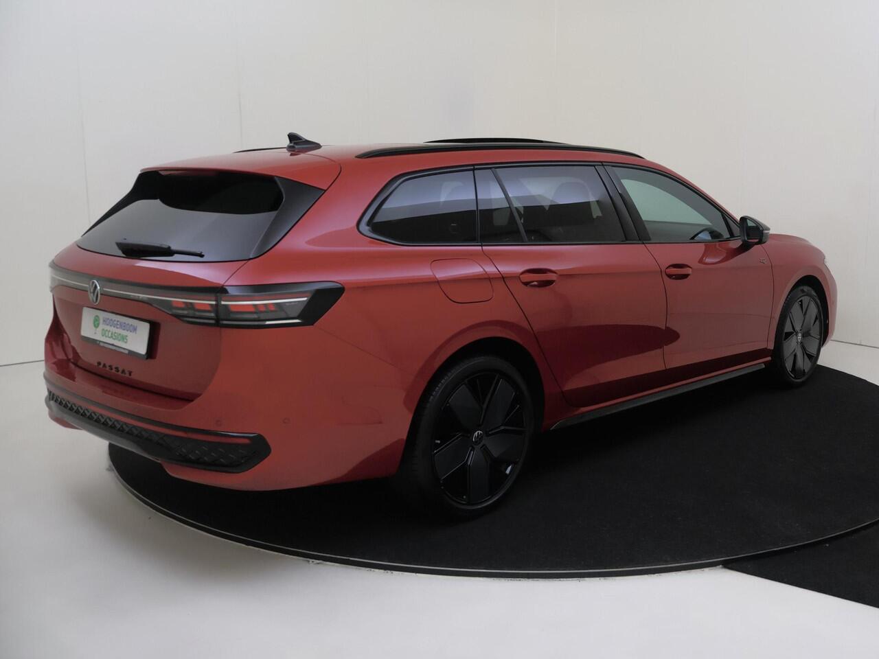 Volkswagen PASSAT Variant 1.5 eHybrid R-Line Edition | Panoramadak | Trekhaak | Adaptieve demping systeem | Parkeerassistent | 3-zone airco | 360 camera | Head-up display | LED matrix verlichting |