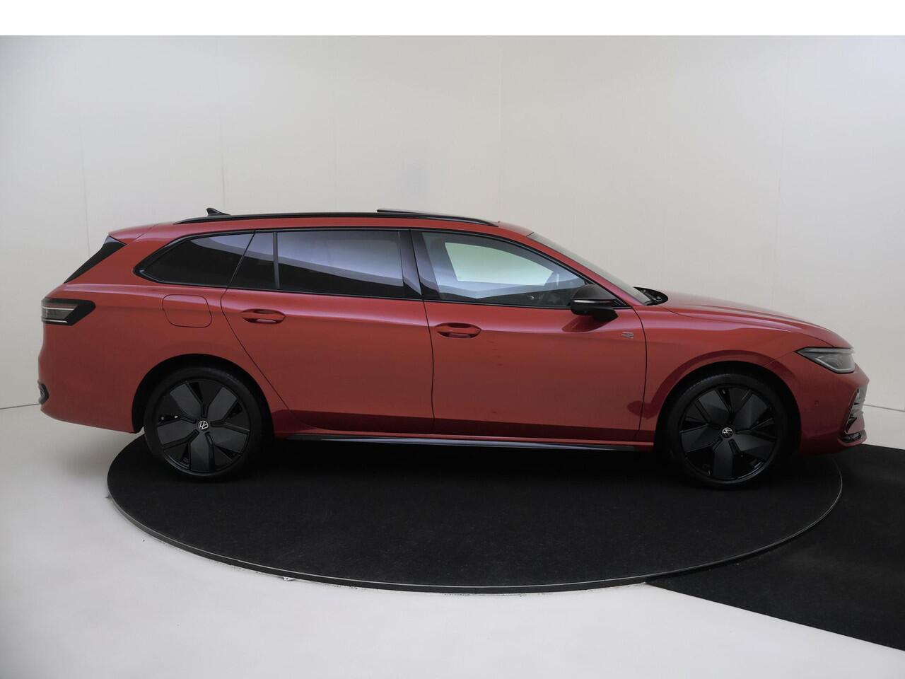 Volkswagen PASSAT Variant 1.5 eHybrid R-Line Edition | Panoramadak | Trekhaak | Adaptieve demping systeem | Parkeerassistent | 3-zone airco | 360 camera | Head-up display | LED matrix verlichting |