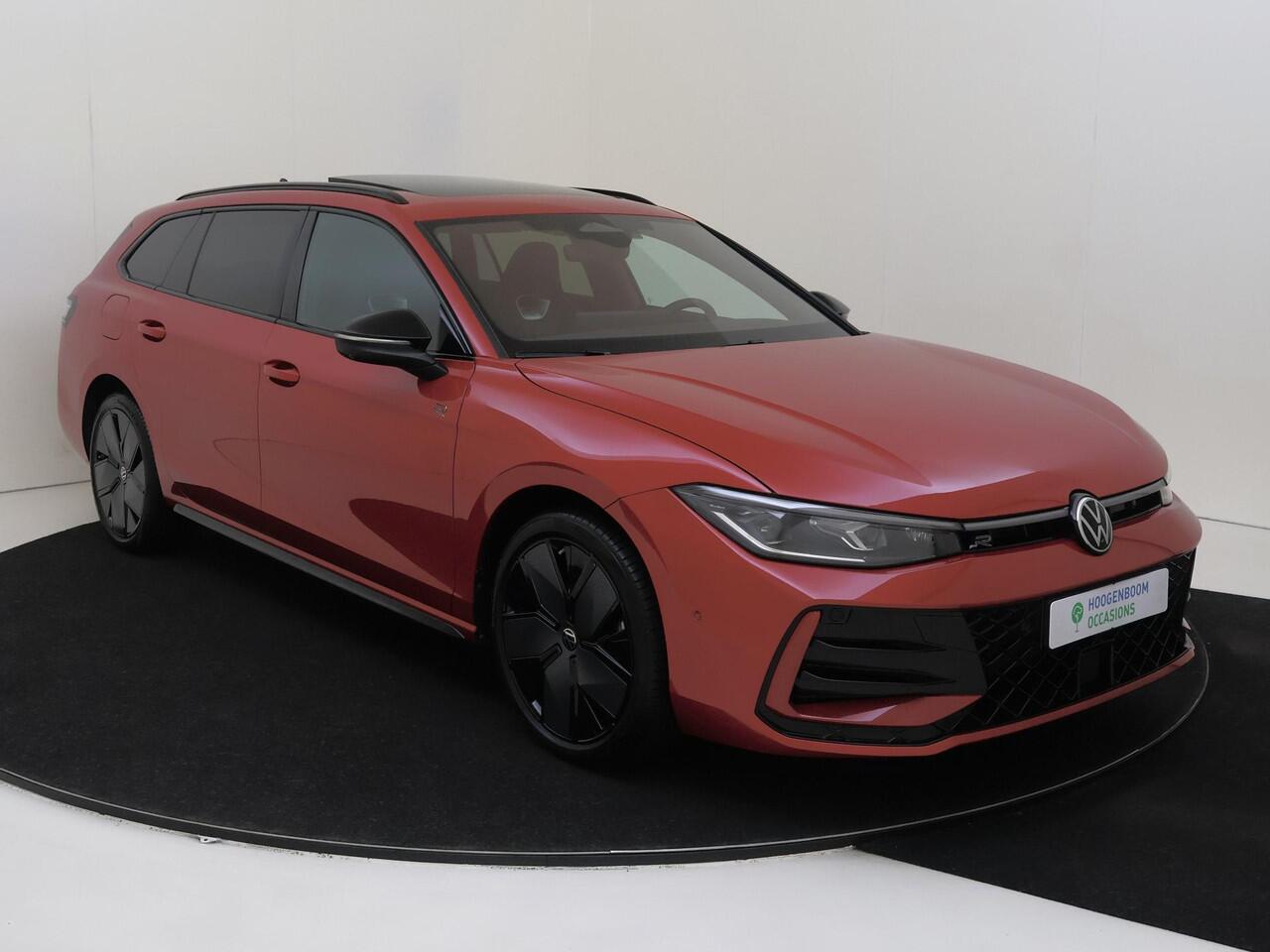 Volkswagen PASSAT Variant 1.5 eHybrid R-Line Edition | Panoramadak | Trekhaak | Adaptieve demping systeem | Parkeerassistent | 3-zone airco | 360 camera | Head-up display | LED matrix verlichting |