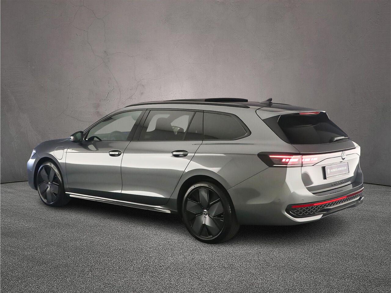 Volkswagen PASSAT Variant R-Line Edition 1.5 TSI eHybrid 272pk DSG Automaat Trekhaak, Panoramadak, Harman Kardon audio, Adaptive cruise control, Black Style