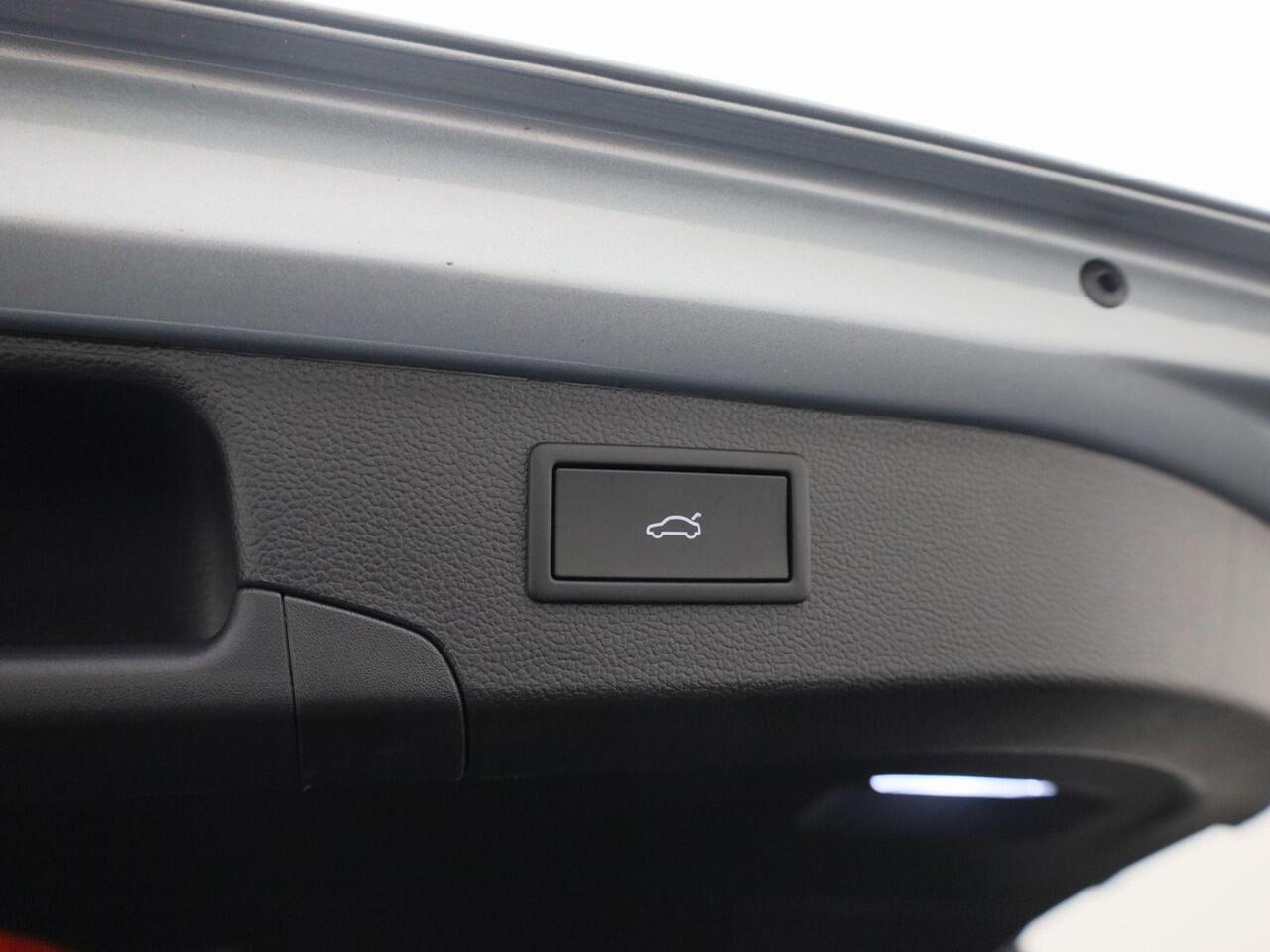 Volkswagen PASSAT Variant 1.5 eHybrid R-Line Edition Panoramadak · Harman & Kardon · Trekhaak · Head-up display