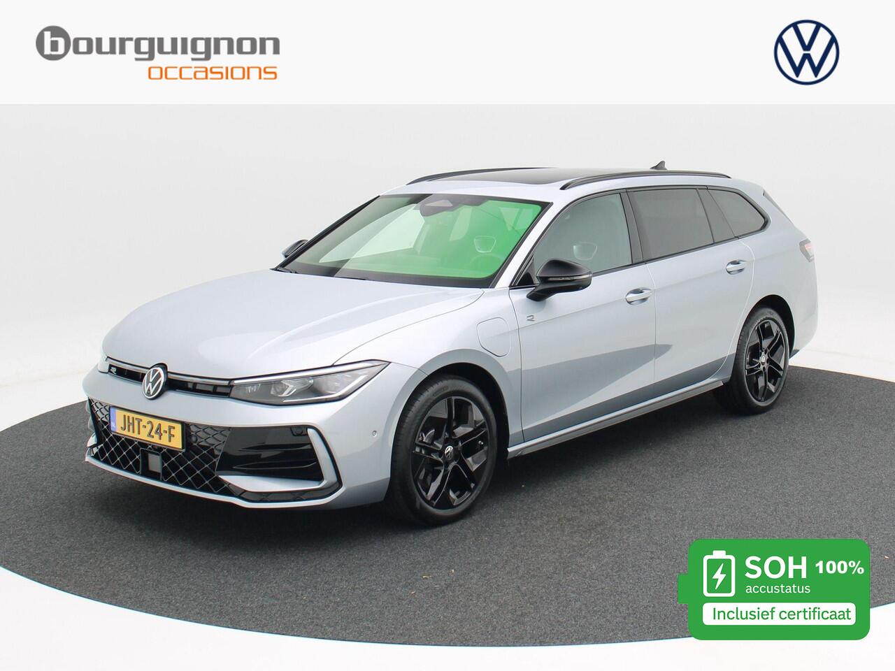 Volkswagen PASSAT Variant 1.5 eHybrid 272 Pk Automaat R-Line Edition | Trekhaak | 360° Camera | Panoramadak | Digitale Cockpit | Sporstoelen | Adaptive Cruise | Head-up | Carplay | 18 Inch | 13.658 Km!!