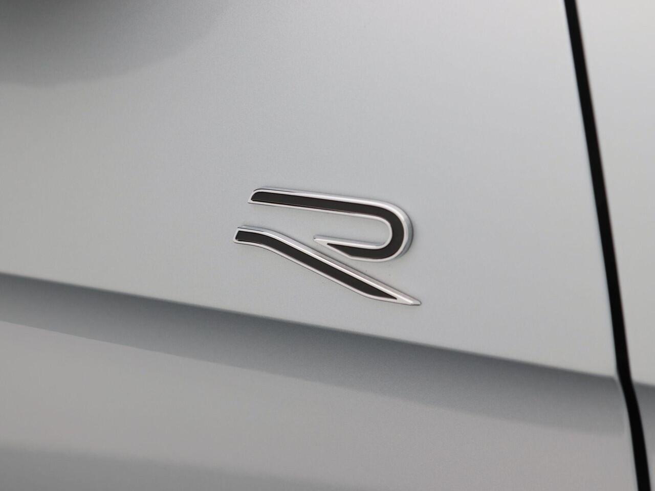 Volkswagen PASSAT Variant 1.5 eHybrid 272 Pk Automaat R-Line Edition | Trekhaak | 360° Camera | Panoramadak | Digitale Cockpit | Sporstoelen | Adaptive Cruise | Head-up | Carplay | 18 Inch | 13.658 Km!!