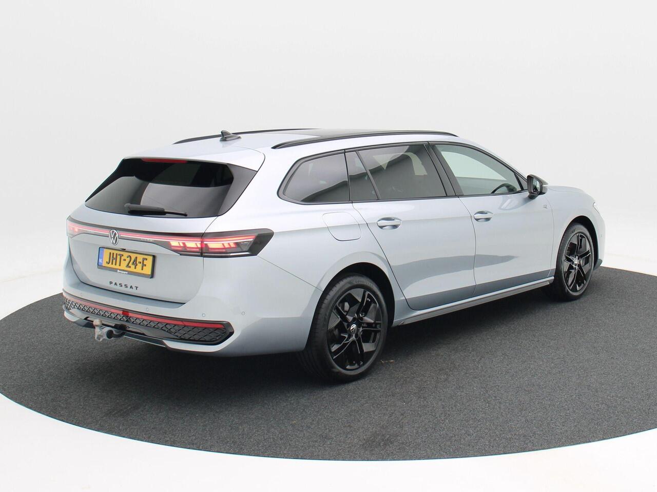 Volkswagen PASSAT Variant 1.5 eHybrid 272 Pk Automaat R-Line Edition | Trekhaak | 360° Camera | Panoramadak | Digitale Cockpit | Sporstoelen | Adaptive Cruise | Head-up | Carplay | 18 Inch | 13.658 Km!!