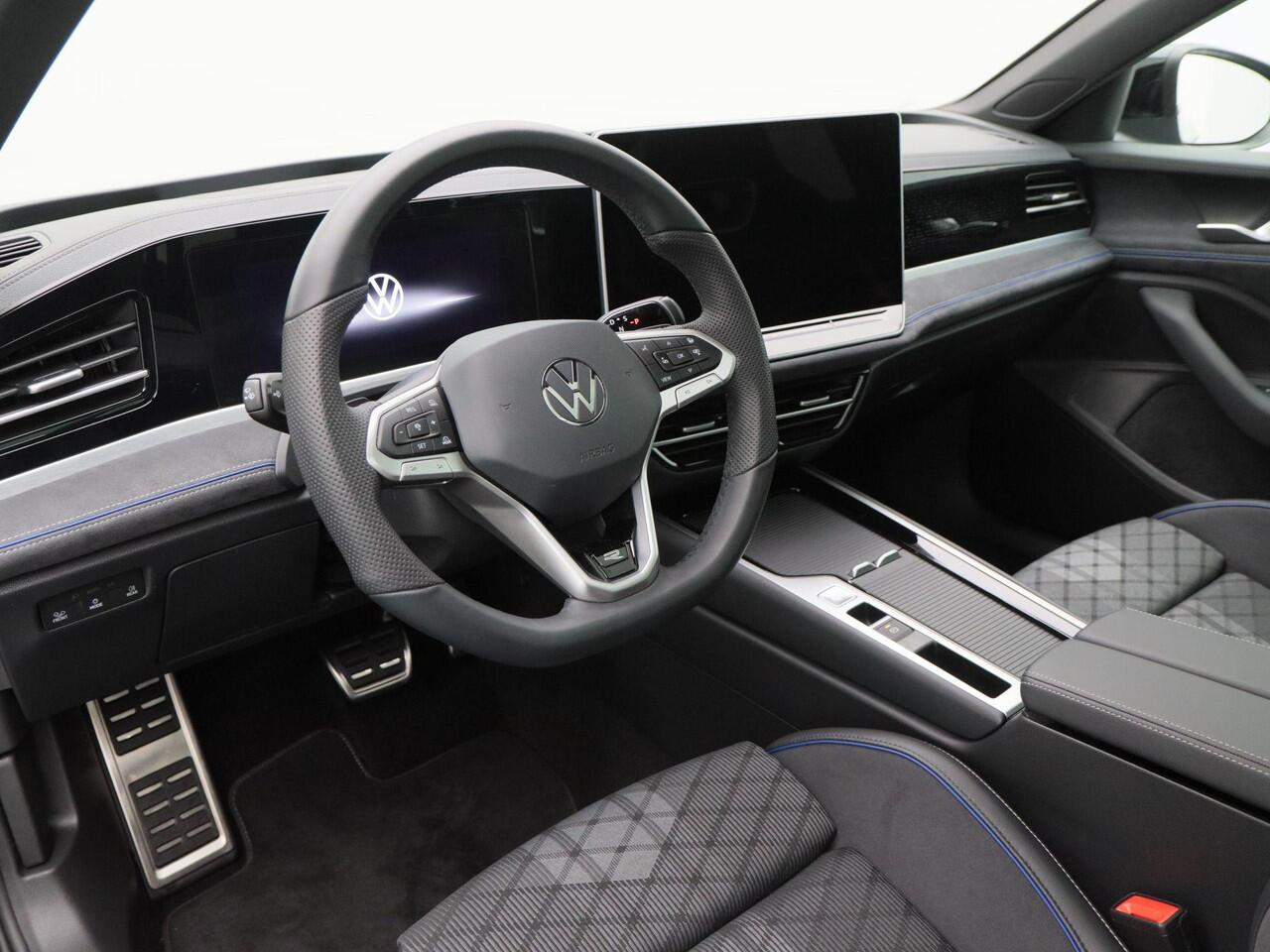 Volkswagen PASSAT Variant 1.5 eHybrid 272 Pk Automaat R-Line Edition | Trekhaak | 360° Camera | Panoramadak | Digitale Cockpit | Sporstoelen | Adaptive Cruise | Head-up | Carplay | 18 Inch | 13.658 Km!!