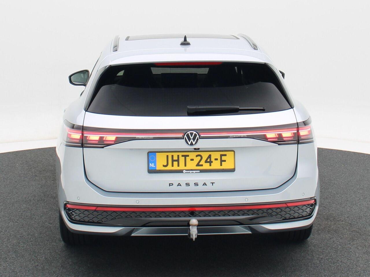 Volkswagen PASSAT Variant 1.5 eHybrid 272 Pk Automaat R-Line Edition | Trekhaak | 360° Camera | Panoramadak | Digitale Cockpit | Sporstoelen | Adaptive Cruise | Head-up | Carplay | 18 Inch | 13.658 Km!!