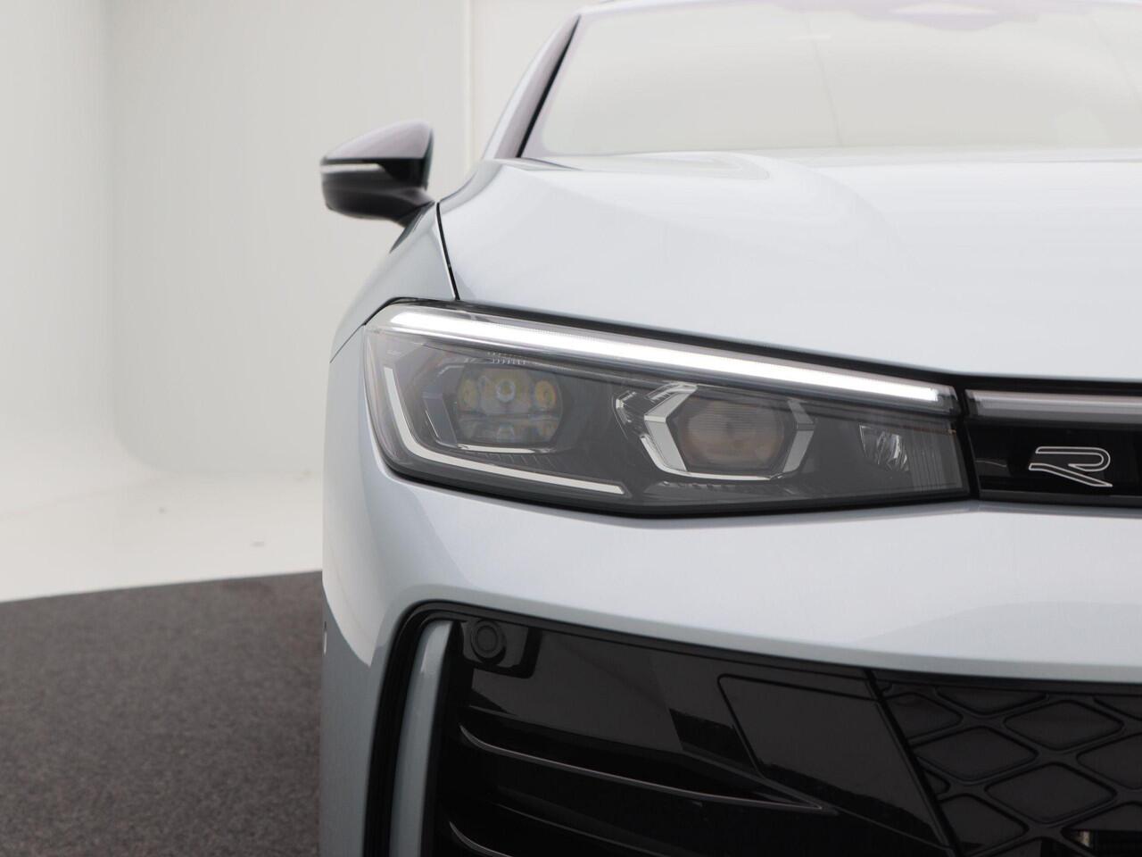 Volkswagen PASSAT Variant 1.5 eHybrid 272 Pk Automaat R-Line Edition | Trekhaak | 360° Camera | Panoramadak | Digitale Cockpit | Sporstoelen | Adaptive Cruise | Head-up | Carplay | 18 Inch | 13.658 Km!!