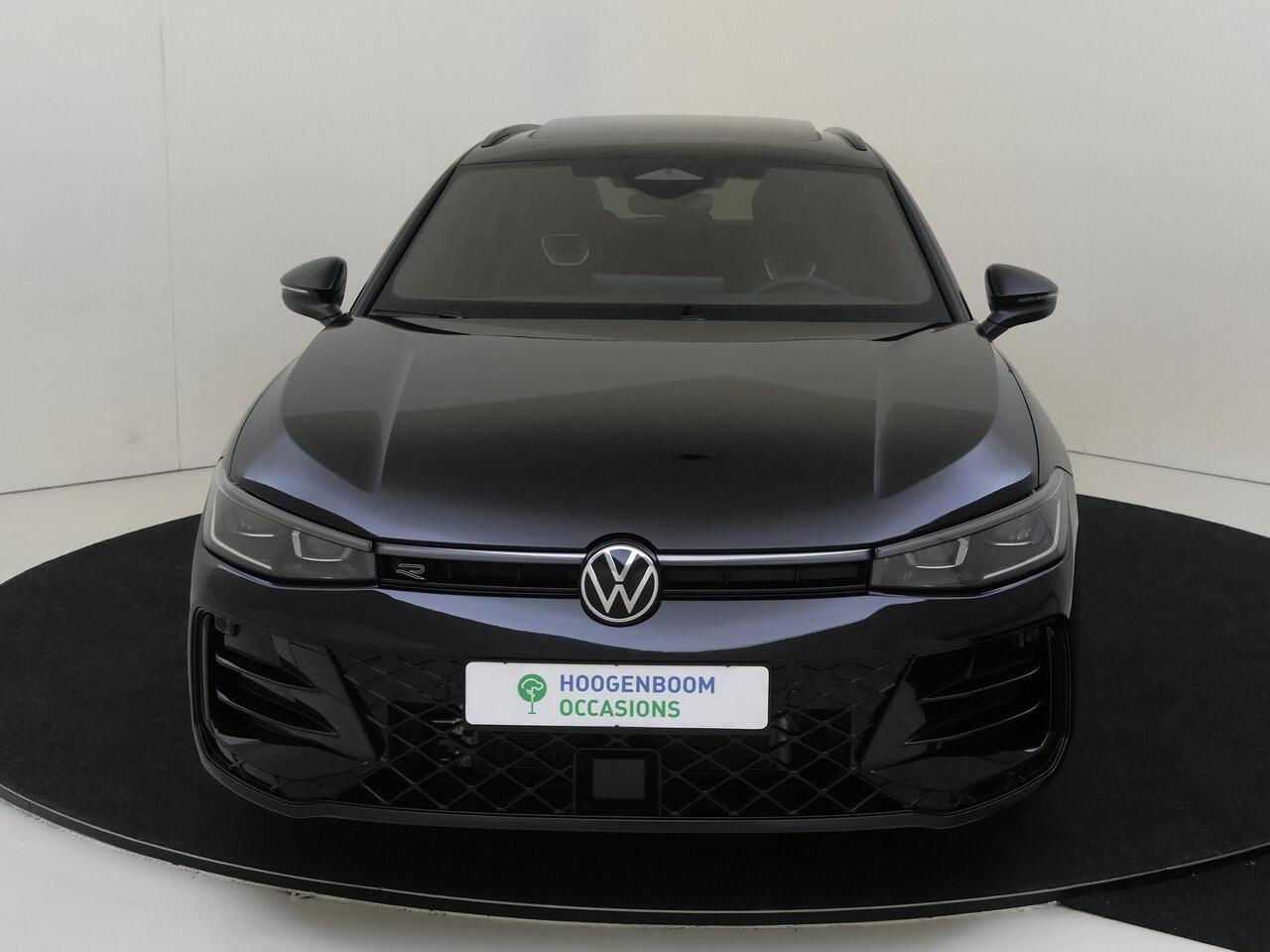 Volkswagen PASSAT Variant 1.5 eHybrid R-Line Edition | Panoramadak | Trekhaak | Head-up display | Parkeerassistent | Black style | Adaptieve demping | Stoelverwarming voor en achter | Dodehoek detectie |