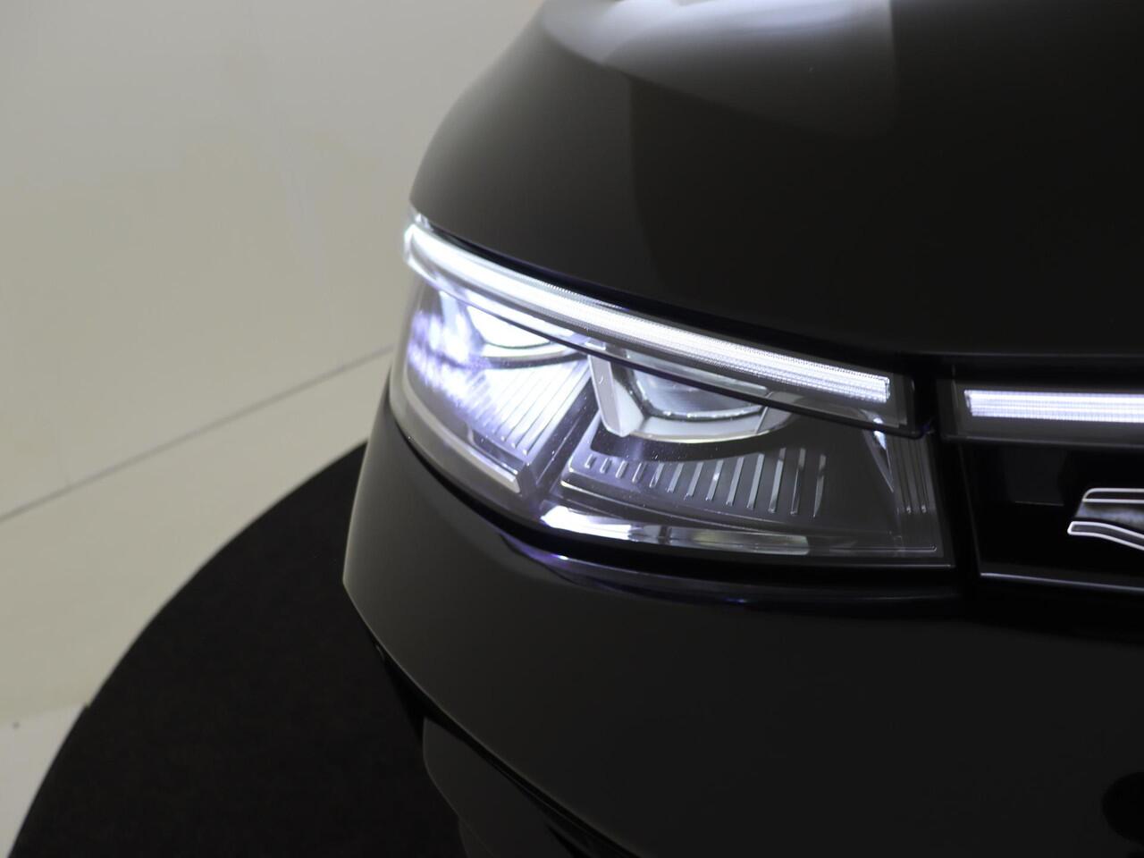 Volkswagen PASSAT Variant 1.5 eHybrid R-Line Edition | Panoramadak | Trekhaak | Head-up display | Parkeerassistent | Black style | Adaptieve demping | Stoelverwarming voor en achter | Dodehoek detectie |