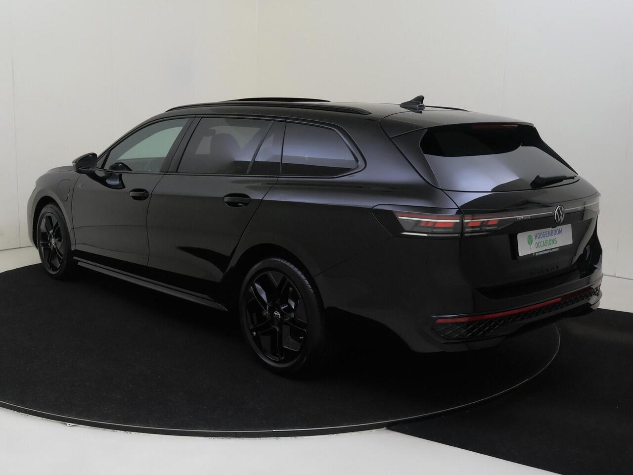 Volkswagen PASSAT Variant 1.5 eHybrid R-Line Edition | Panoramadak | Trekhaak | Head-up display | Parkeerassistent | Black style | Adaptieve demping | Stoelverwarming voor en achter | Dodehoek detectie |