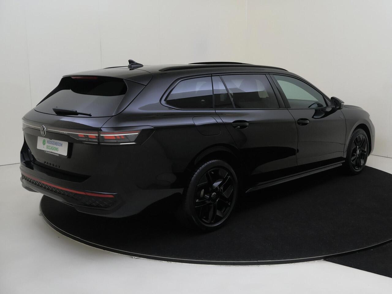 Volkswagen PASSAT Variant 1.5 eHybrid R-Line Edition | Panoramadak | Trekhaak | Head-up display | Parkeerassistent | Black style | Adaptieve demping | Stoelverwarming voor en achter | Dodehoek detectie |