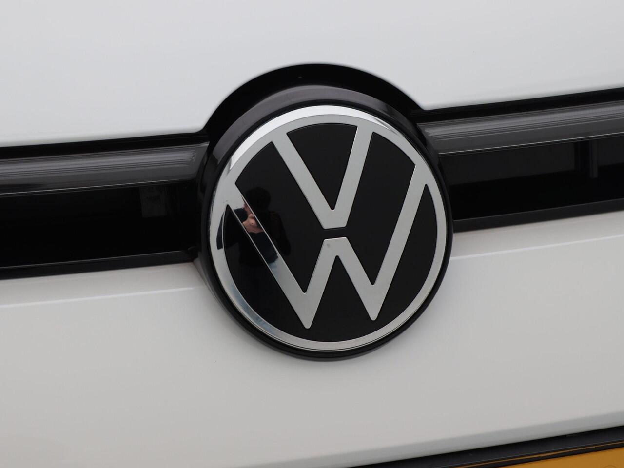 Volkswagen PASSAT Variant 1.5 eHybrid 272 Pk Automaat R-Line Edition | Matrix LED | Panoramadak | Head-Up | Black Style | Trekhaak | 18" | 19.087 Km!!