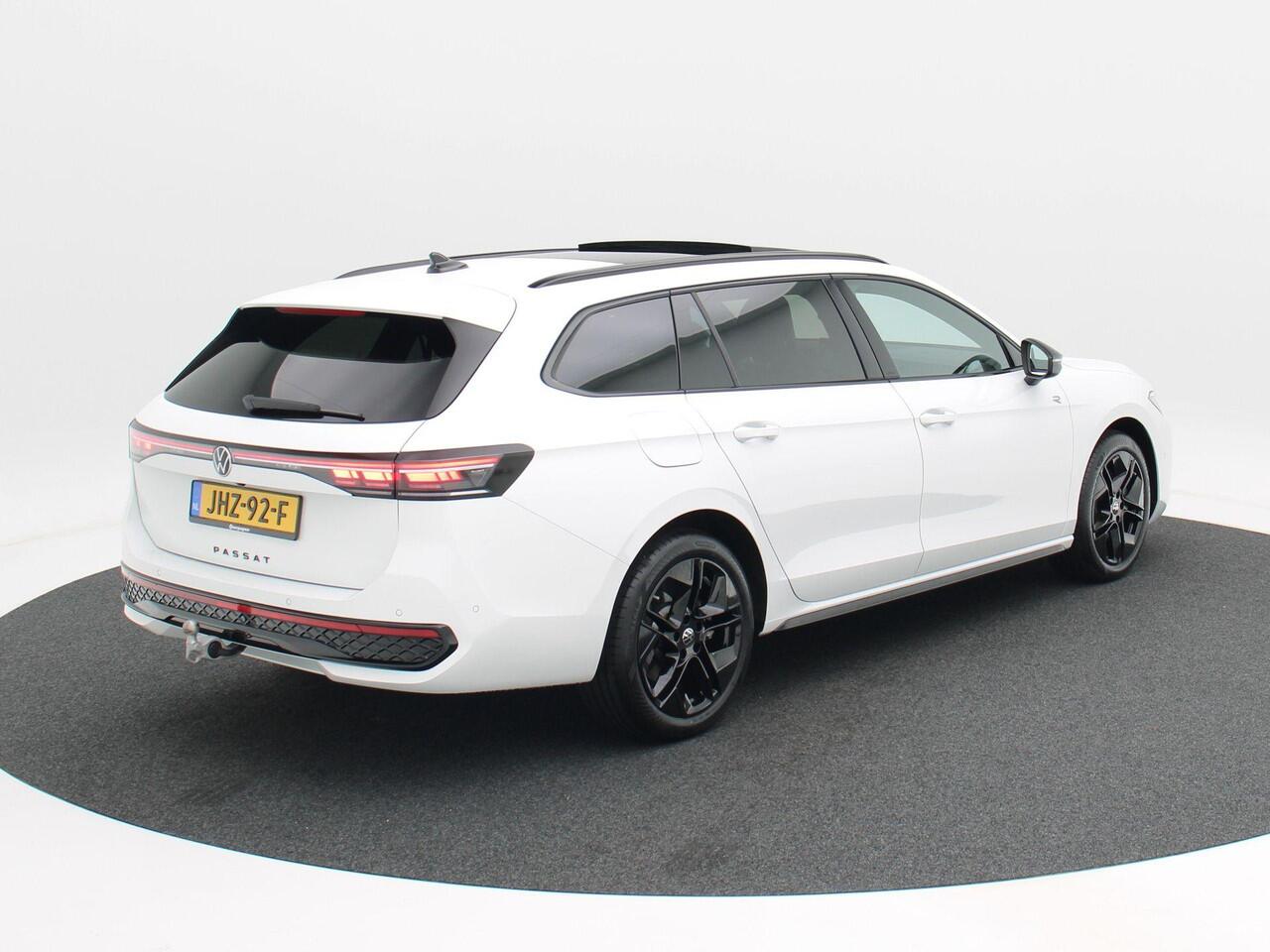 Volkswagen PASSAT Variant 1.5 eHybrid 272 Pk Automaat R-Line Edition | Matrix LED | Panoramadak | Head-Up | Black Style | Trekhaak | 18" | 19.087 Km!!