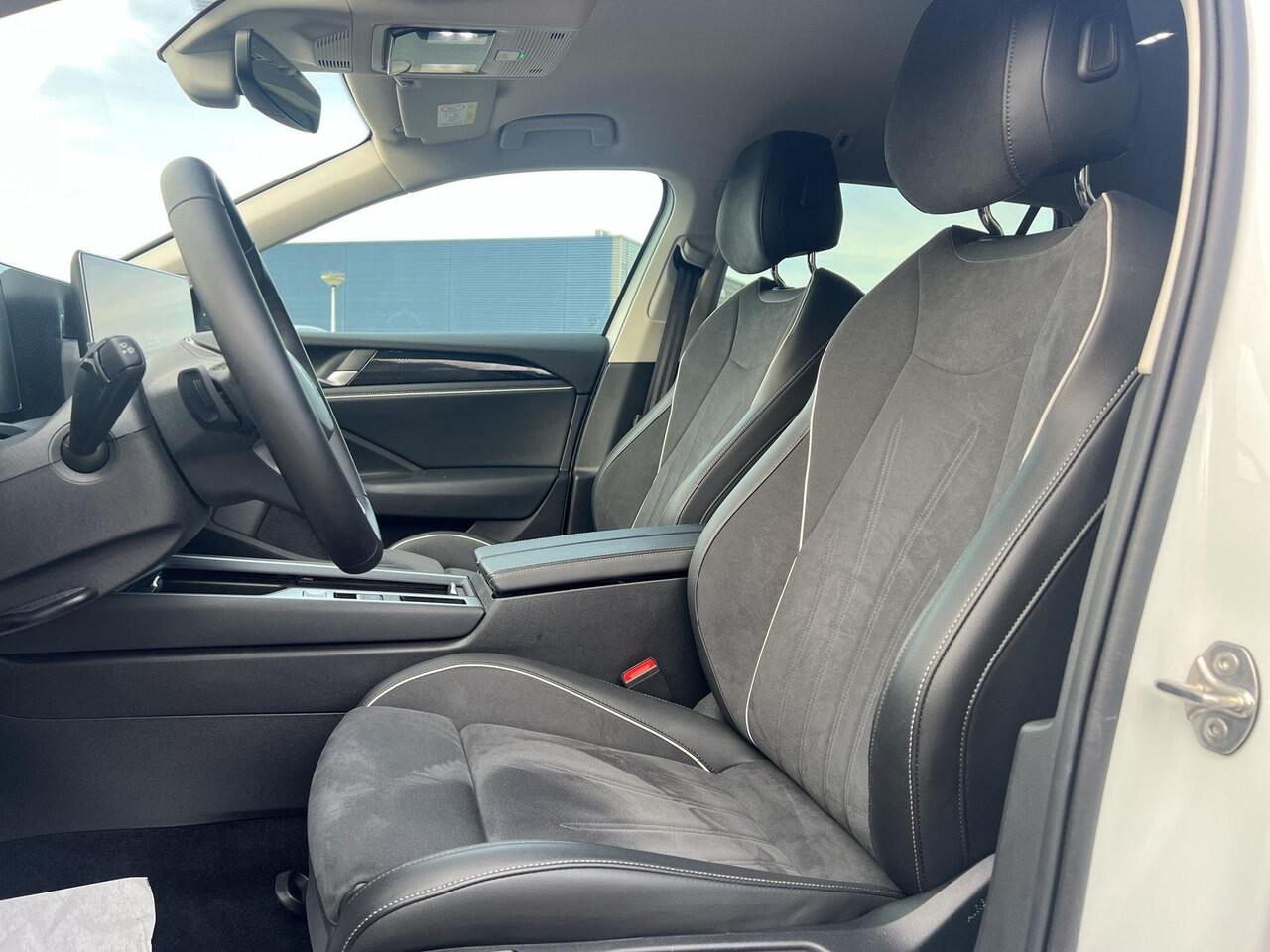 Volkswagen PASSAT Variant 1.5 eHybrid Business | Trekhaak | A-Camera | Head up display |