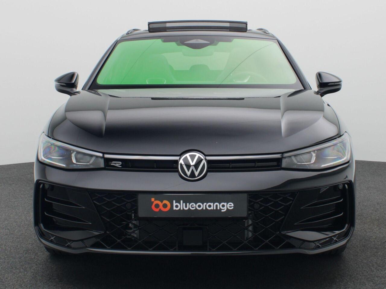 Volkswagen PASSAT Variant 1.5 eHybrid R-Line Edition 272PK DSG Matrix led, trekhaak, side assist, schuif-kanteldak, keyless, elek. bedienbare achterklep, stoelverwarming voor & achter, stuurwielverwarming, 19" lichtmetaal, adaptive cruise