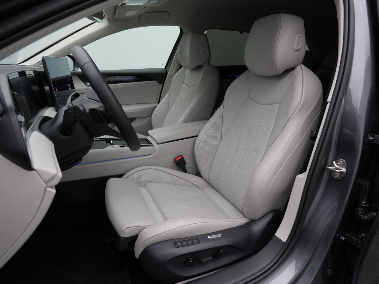 Volkswagen PASSAT Variant 1.5 eHybrid 272 pk Elegance Business | Trekhaak | Leder | Geheugen-/massagestoelen | Head-up display | Stoelventilatie | IQ Light