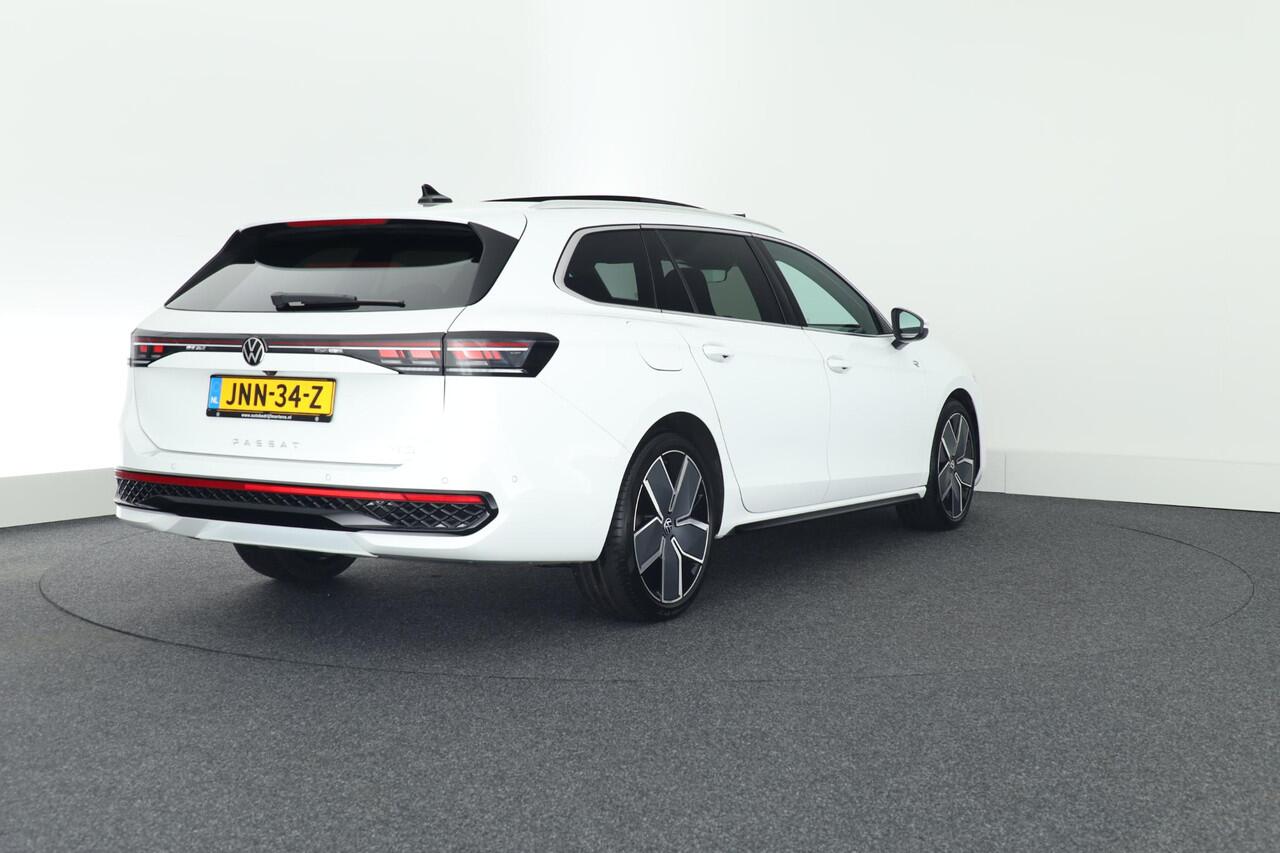Volkswagen PASSAT Variant 1.5 eTSI 150pk DSG R-Line Edition Camera Keyless Virtual Cockpit Massage Matrix Led Panoramadak