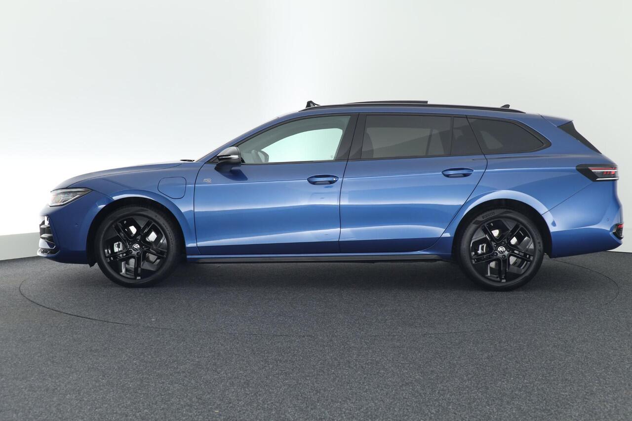 Volkswagen PASSAT Variant 1.5 eHybrid 272pk R-Line Edition Black Style Trekhaak Camera Head-Up Panoramadak Virtual Cockpit Keyless Navigatie