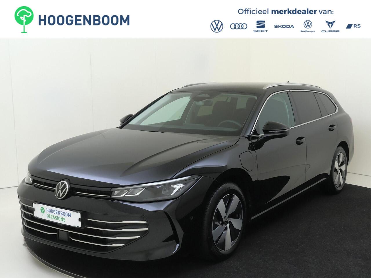Volkswagen PASSAT Variant 1.5 eHybrid Business | SoH 100% | Trekhaak | 3-zone airco | Head-up display | Achteruitrijcamera | Dodehoek detectie | Adaptieve cruise control | Stoel- en stuurwielverwarming | CarPlay |