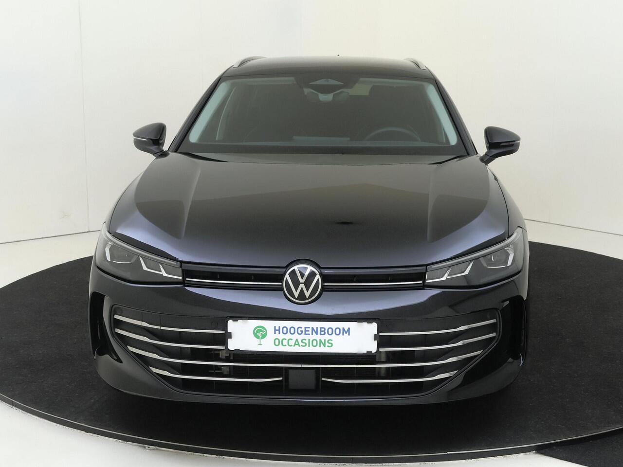 Volkswagen PASSAT Variant 1.5 eHybrid Business | SoH 100% | Trekhaak | 3-zone airco | Head-up display | Achteruitrijcamera | Dodehoek detectie | Adaptieve cruise control | Stoel- en stuurwielverwarming | CarPlay |