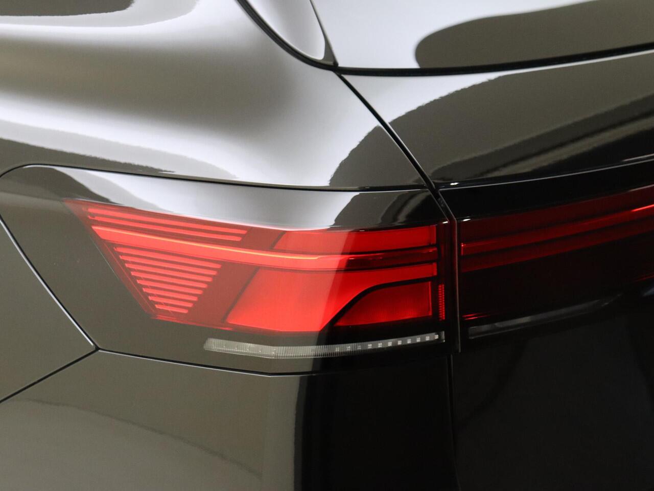 Volkswagen PASSAT Variant 1.5 eHybrid Business | SoH 100% | Trekhaak | 3-zone airco | Head-up display | Achteruitrijcamera | Dodehoek detectie | Adaptieve cruise control | Stoel- en stuurwielverwarming | CarPlay |