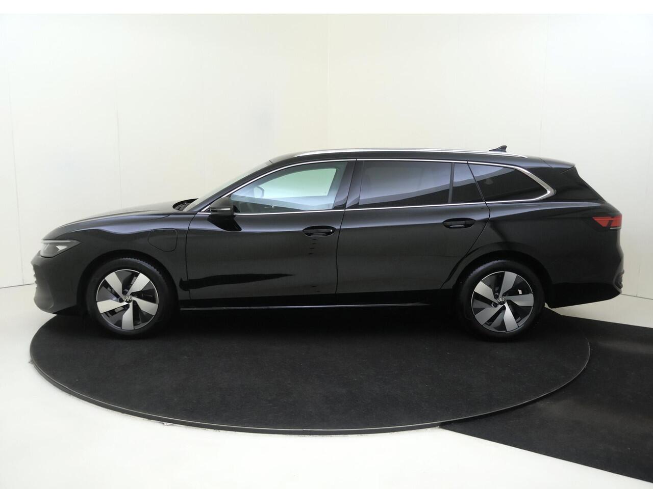 Volkswagen PASSAT Variant 1.5 eHybrid Business | SoH 100% | Trekhaak | 3-zone airco | Head-up display | Achteruitrijcamera | Dodehoek detectie | Adaptieve cruise control | Stoel- en stuurwielverwarming | CarPlay |