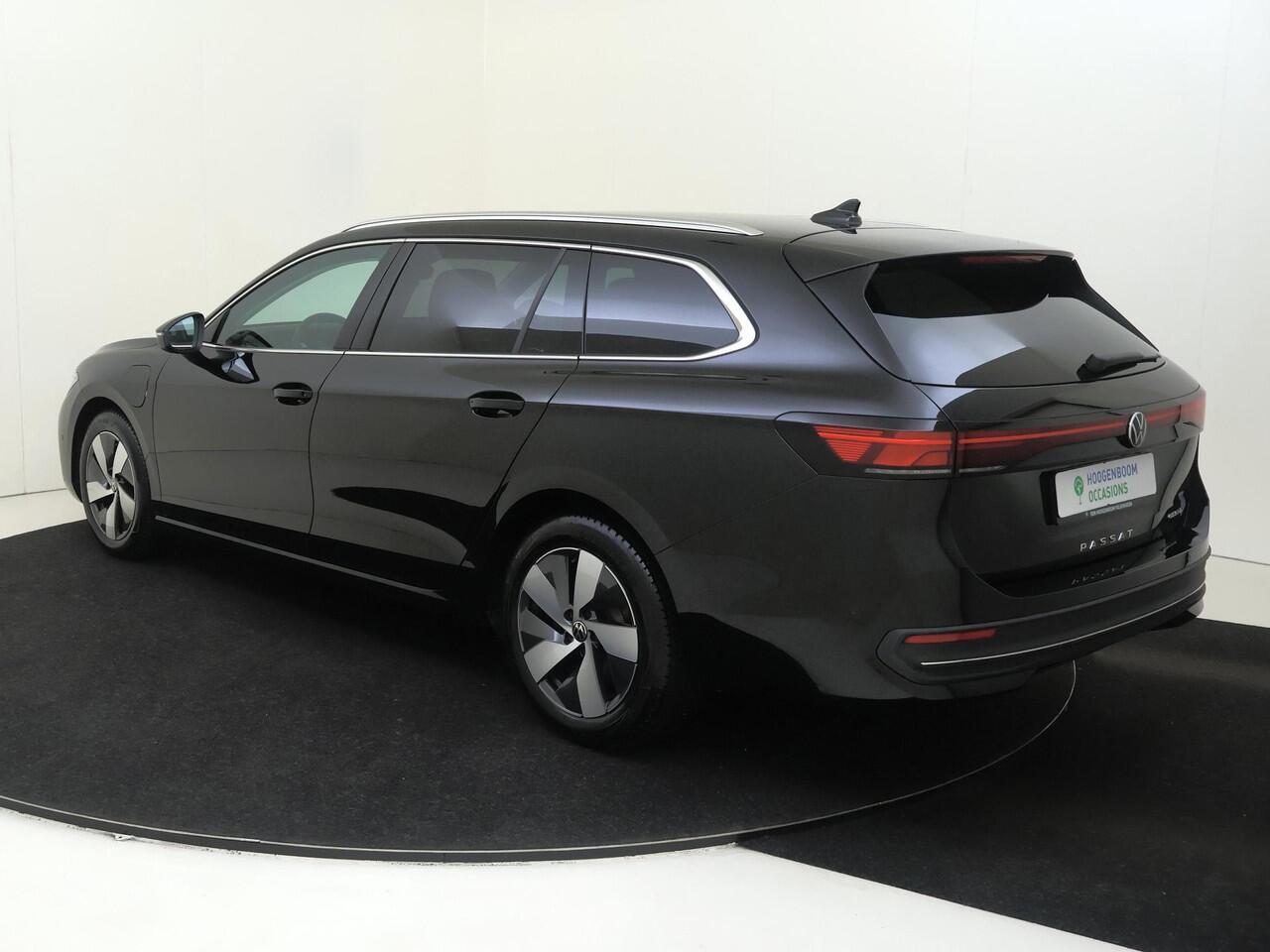 Volkswagen PASSAT Variant 1.5 eHybrid Business | SoH 100% | Trekhaak | 3-zone airco | Head-up display | Achteruitrijcamera | Dodehoek detectie | Adaptieve cruise control | Stoel- en stuurwielverwarming | CarPlay |
