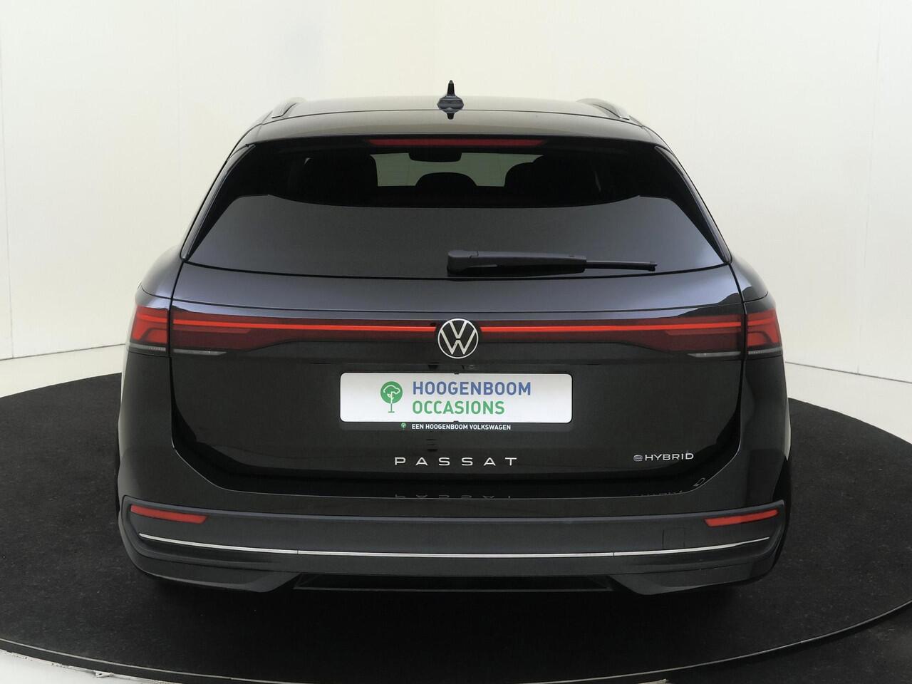Volkswagen PASSAT Variant 1.5 eHybrid Business | SoH 100% | Trekhaak | 3-zone airco | Head-up display | Achteruitrijcamera | Dodehoek detectie | Adaptieve cruise control | Stoel- en stuurwielverwarming | CarPlay |