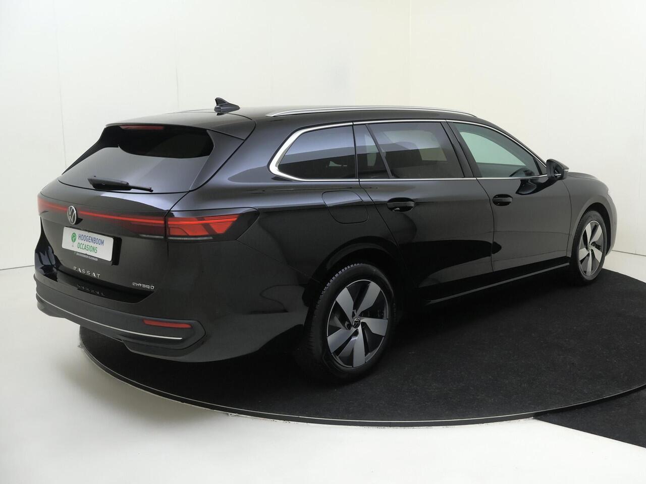 Volkswagen PASSAT Variant 1.5 eHybrid Business | SoH 100% | Trekhaak | 3-zone airco | Head-up display | Achteruitrijcamera | Dodehoek detectie | Adaptieve cruise control | Stoel- en stuurwielverwarming | CarPlay |