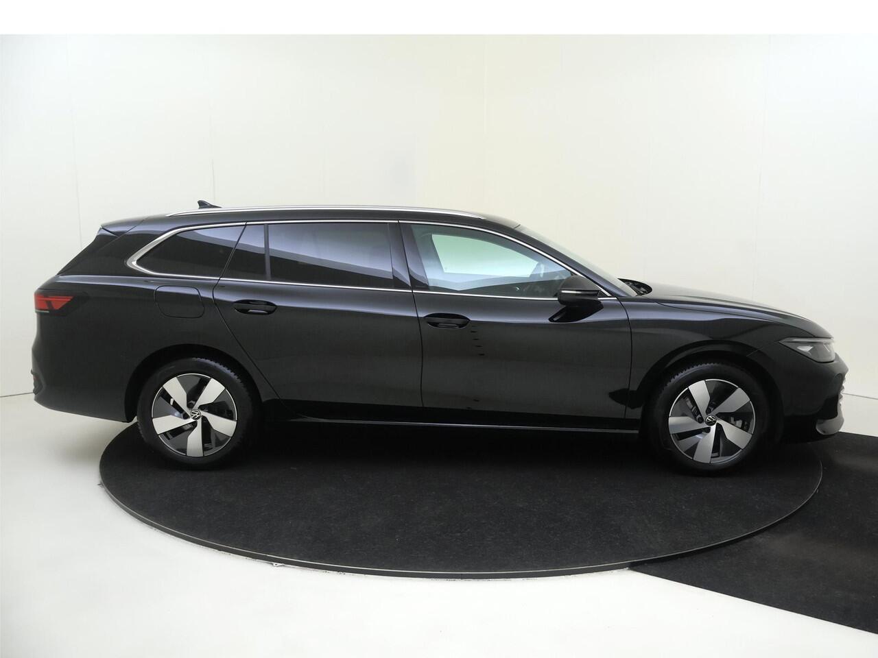 Volkswagen PASSAT Variant 1.5 eHybrid Business | SoH 100% | Trekhaak | 3-zone airco | Head-up display | Achteruitrijcamera | Dodehoek detectie | Adaptieve cruise control | Stoel- en stuurwielverwarming | CarPlay |