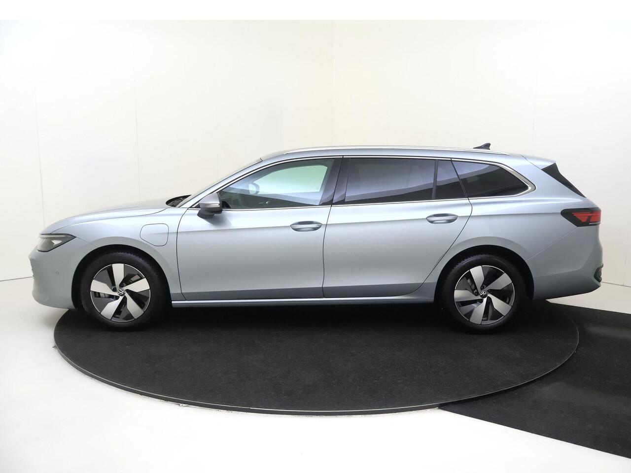 Volkswagen PASSAT Variant 1.5 eHybrid Business | Trekhaak | Adaptieve demping systeem | 3-zone airco | Head-up display | Achteruitrijcamera | Dodehoek detectie | Adaptieve cruise control | Stoel- en stuurwielverwarming |