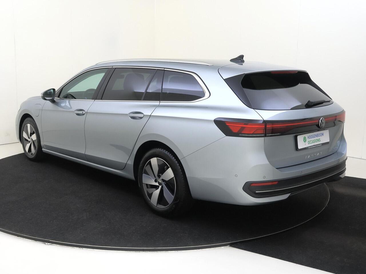 Volkswagen PASSAT Variant 1.5 eHybrid Business | Trekhaak | Adaptieve demping systeem | 3-zone airco | Head-up display | Achteruitrijcamera | Dodehoek detectie | Adaptieve cruise control | Stoel- en stuurwielverwarming |