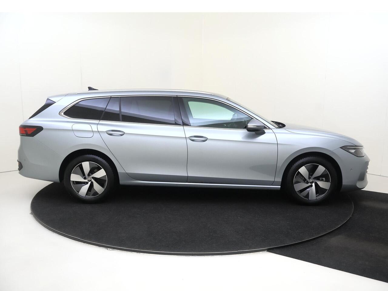 Volkswagen PASSAT Variant 1.5 eHybrid Business | Trekhaak | Adaptieve demping systeem | 3-zone airco | Head-up display | Achteruitrijcamera | Dodehoek detectie | Adaptieve cruise control | Stoel- en stuurwielverwarming |
