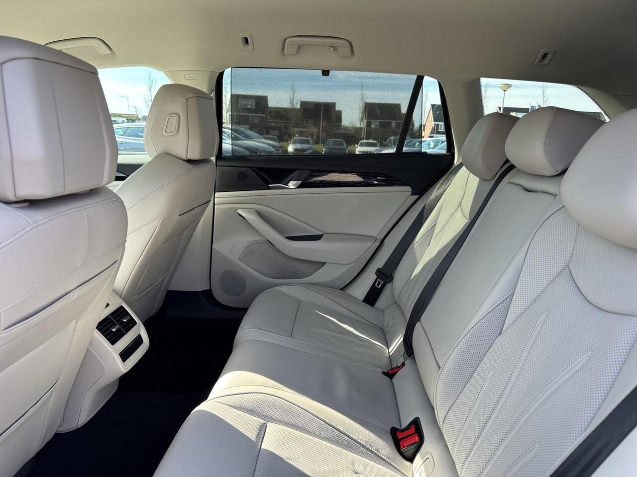 Volkswagen PASSAT Variant 1.5 eHybrid Elegance | Leder | Trekhaak | 272 pk | 5 jaar Fabrieksgarantie | SOH 100% | PHEV |