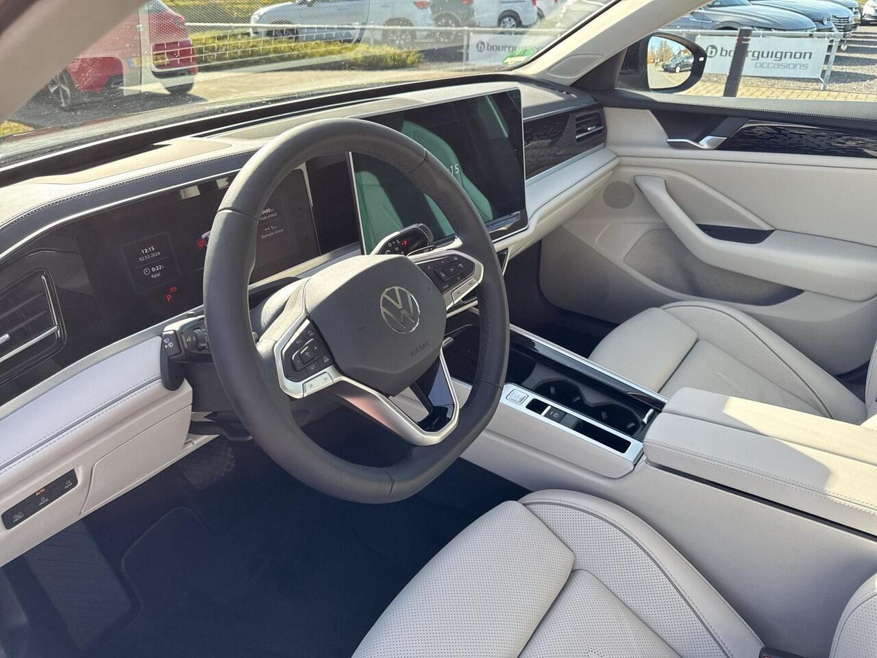 Volkswagen PASSAT Variant 1.5 eHybrid Elegance | Leder | Trekhaak | 272 pk | 5 jaar Fabrieksgarantie | SOH 100% | PHEV |