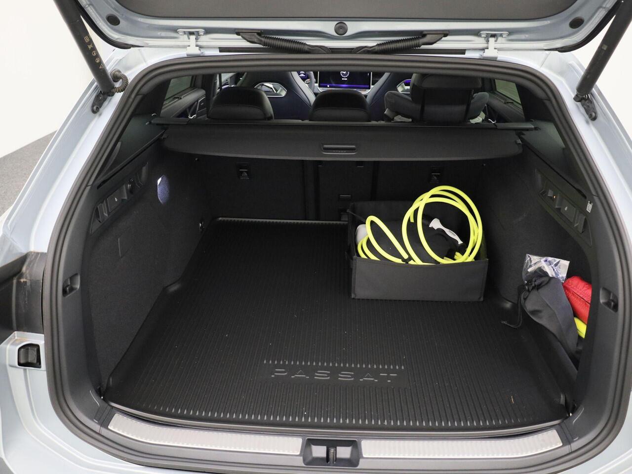 Volkswagen PASSAT Variant 1.5 eHybrid 204pk R-Line Edition Panoramadak · Harman & Kardon · Trekhaak · Head-up display