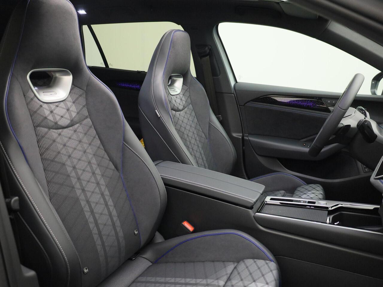 Volkswagen PASSAT Variant 1.5 eHybrid 204pk R-Line Edition Panoramadak · Harman & Kardon · Trekhaak · Head-up display